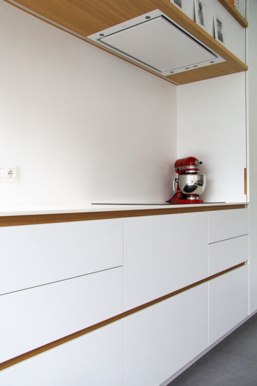 Witte keuken met ingewerkte dampkap