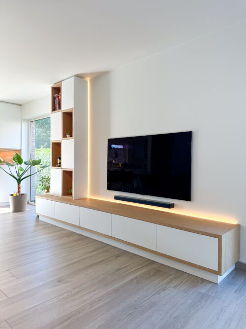 Wit tv-meubel met houtaccenten